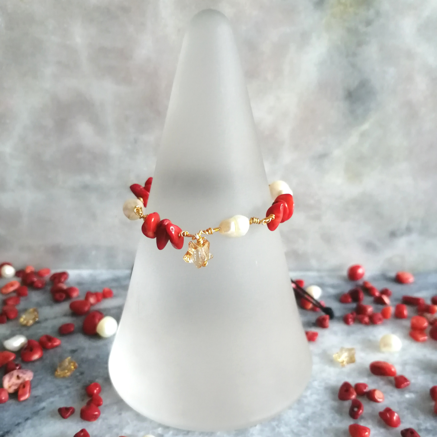 Pulsera de hilo rojo, alambre baño en oro, estrella dorada swarovski y perlas