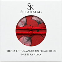 Dos puslerasde hilo rojo